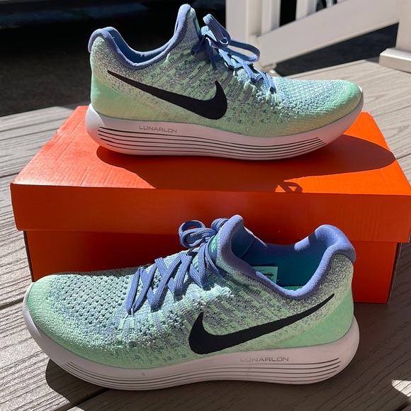 Nike Shoes - Nike lunar apparent running shoes